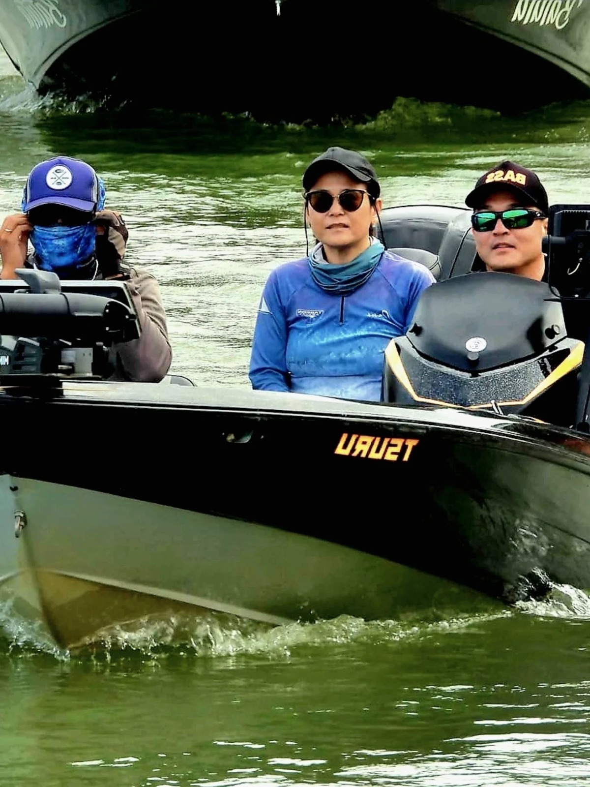 Hóspedes no barco de pesca na represa