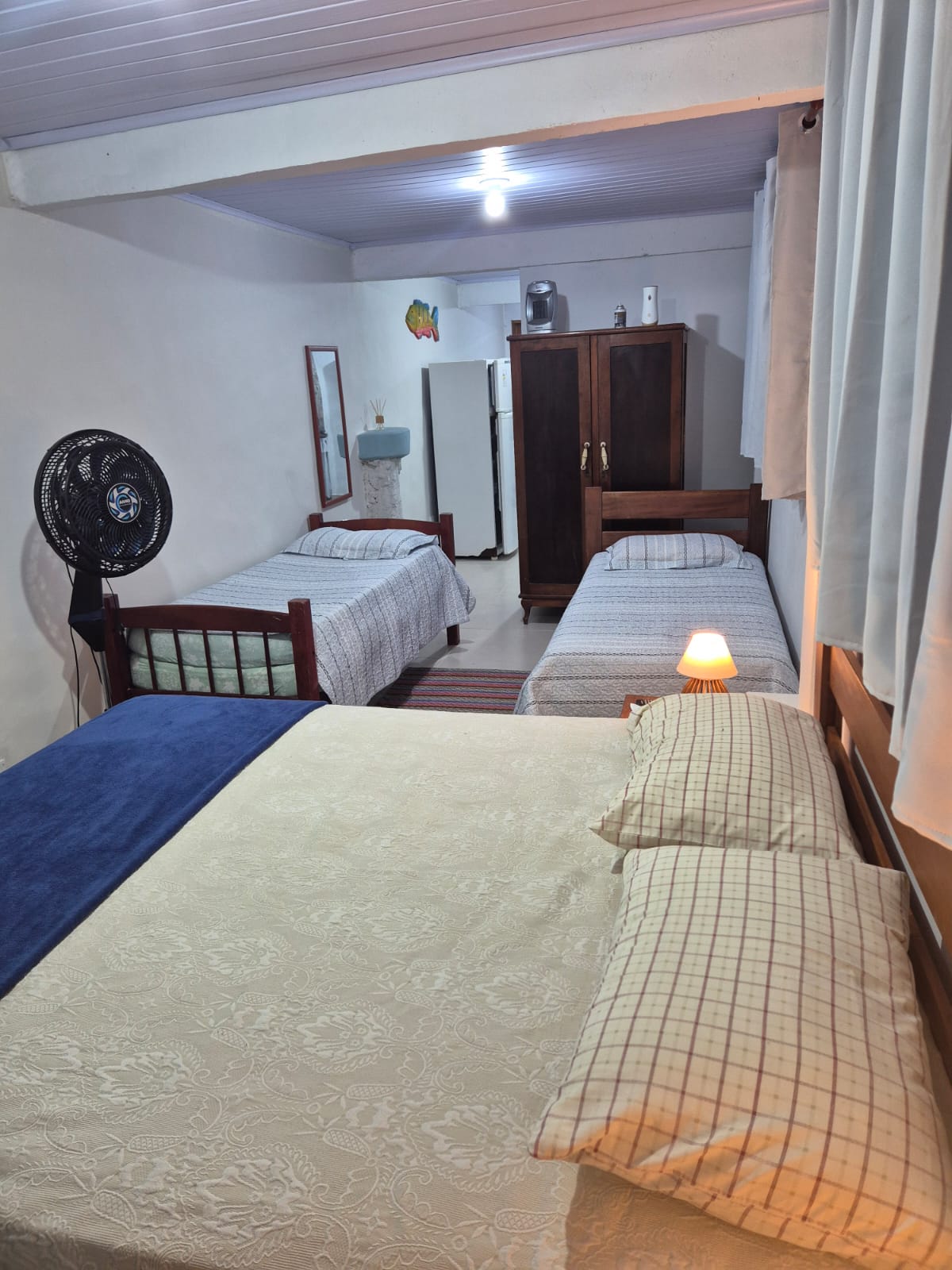 Quarto com camas de solteiro e casal